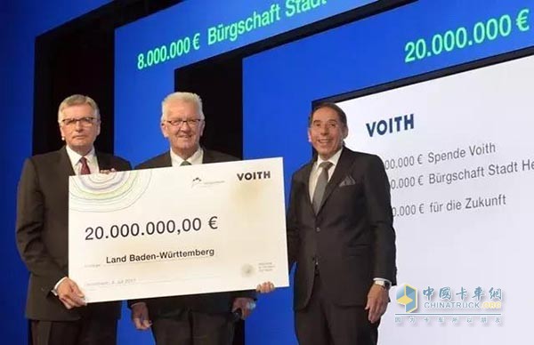 Investing in future digitization: Dr. Herbert Linhard and Bernhard Erg handed a cheque worth 20 million euros to Winfried Krishman