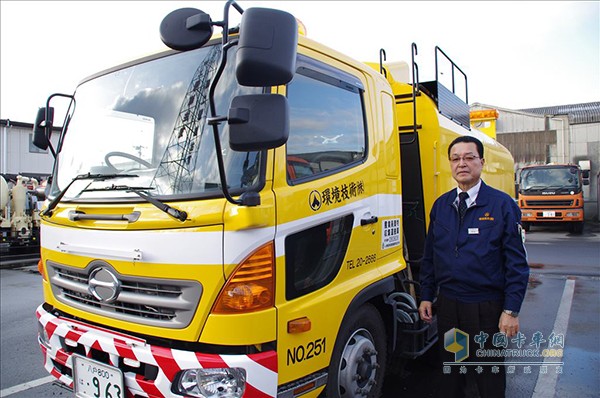 Kankyo Gijutsu's FE-based Hino Ranger road sweeper is equipped with the Allison 2500 automatic transmission.
