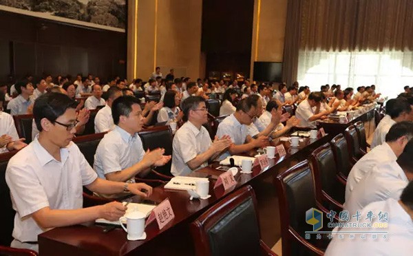 Tan Xuguangâ€™s series of â€œTechnology R&D prioritiesâ€ and â€œIncreasing wages to the endâ€ series of decisions led to the strong response of all R&D personnel in Weichai; more than one hundred applause.