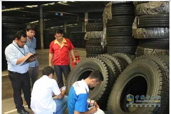 The expert team conducted a comprehensive review of Yinbao Tire's quality control system, production workshops, raw material procurement, and warehousing systems, and spot-checked tires for sealing.