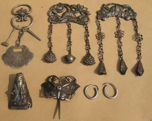 ä¸€å¥—æ¸…ä»£å¦‡å¥³å‡ºå«æ—¶çš„é“¶é¥°å“