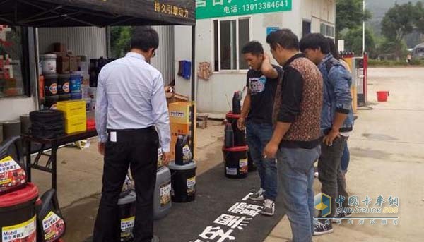 Truck driver purchases Mobil Blackhead product at Dali Road Show