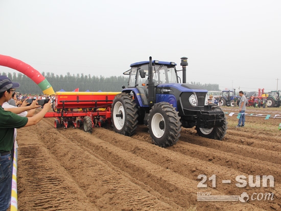 é›·æ²ƒæ¬§è±¹M1854å¤§é©¬åŠ›æ‹–æ‹‰æœºé…å¤‡é©¬ç‰¹é©¬å…‹æ’­ç§æœºåœ¨è¿›è¡Œè”åˆä½œä¸šæ¼”ç¤º