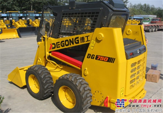 Compact and flexible multi-purpose German 750 skid loader