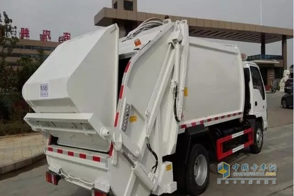 Compact garbage truck