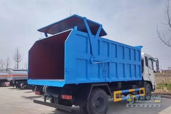 Docking garbage truck