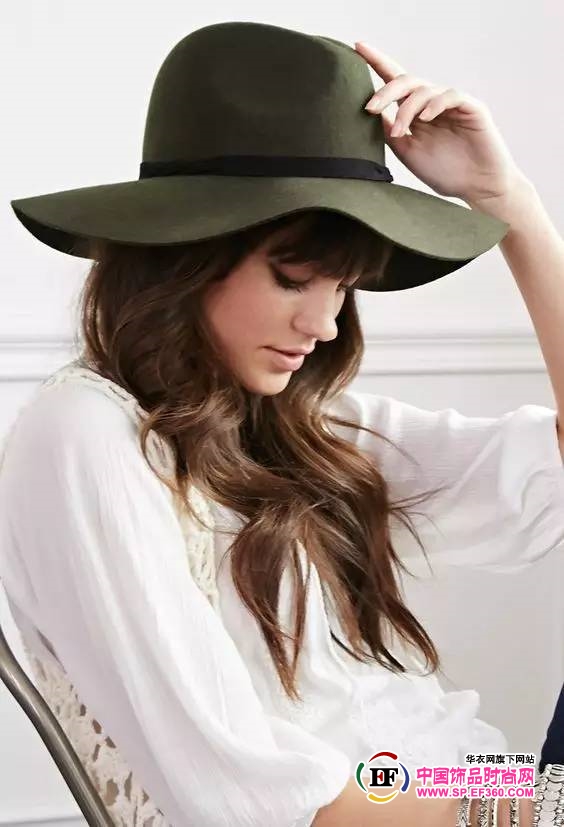 There is a hat in the summer, but how can we make it the finishing touch in the whole outfit?