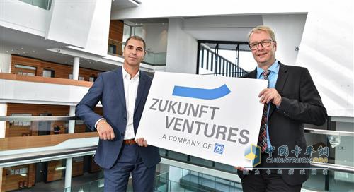 Dr. Stefan Sommer (right), CEO of ZF (right) and Torsten Gollewski, general manager of Zukunft Ventures GmbH (left)