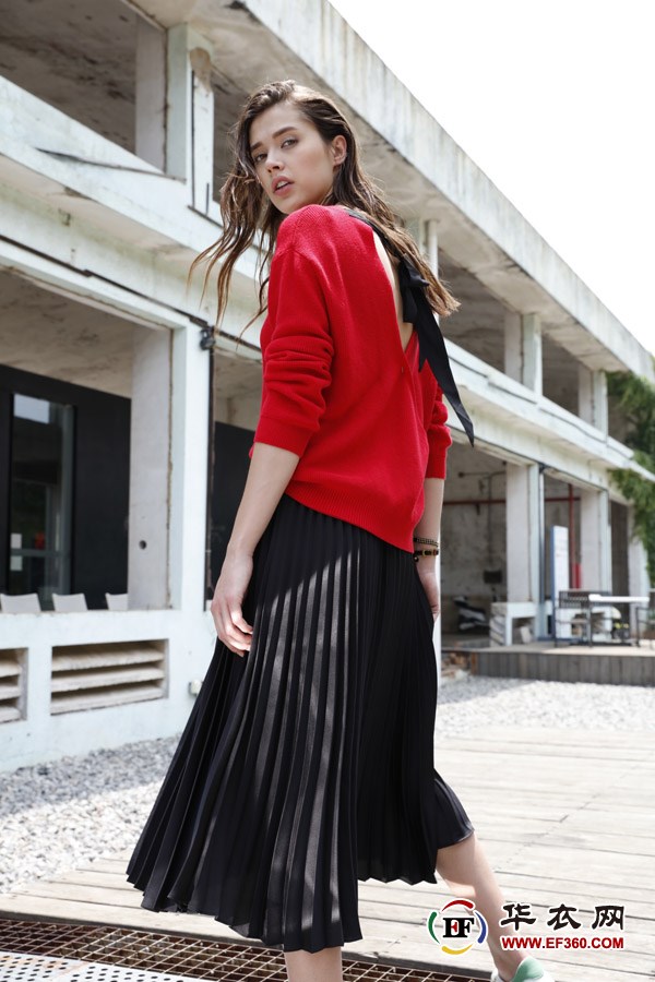 How does a solid pleated skirt look like fire?