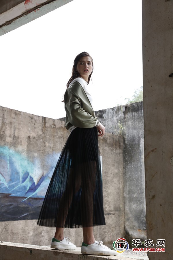 How does a solid pleated skirt look like fire?