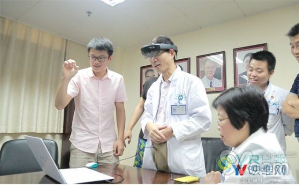 Xi'an Electronics University students use HoloLens to develop a cardiac platform