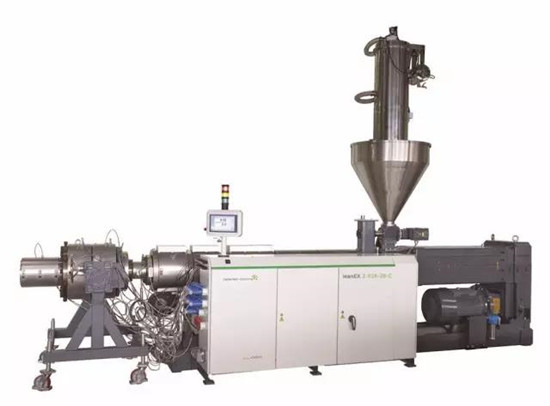 The new leanEX2-93R-28-CL twin-screw extruder has a production range of 200-580 kg/h.
