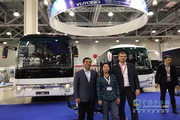 Photo of Dongfeng Cummins's general manager and field staff