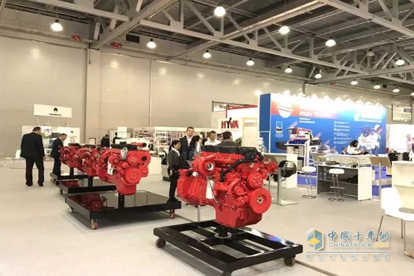 Dongfeng Cummins Engine Debuts at the Exhibition Site