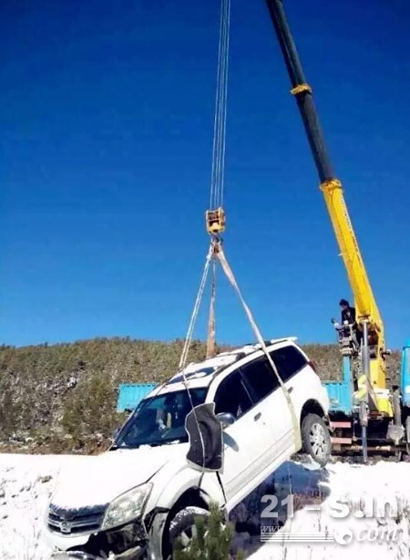 å†°é›ªè·¯é¢ï¼Œå¾å·¥éšè½¦åŠæŸæ•‘æ´çŽ°åœº