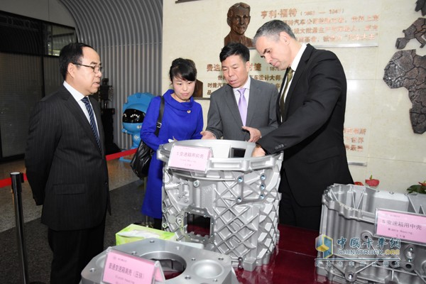 Chairman Yan Jianbo Introduces Fast Transmission to Eaton Vice President