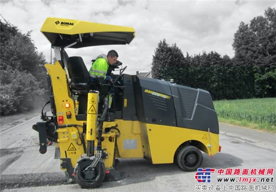 "Winning magic weapon" for pavement maintenance - Bomag BM500/15 compact milling machine