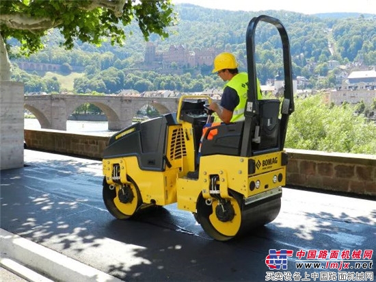 Continuous improvement, use details to determine the difference - Bomag 5th generation light double drum roller BW80AD-5