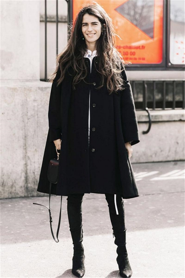 A pair of over-the-knee boots allow you to show long legs in the winter