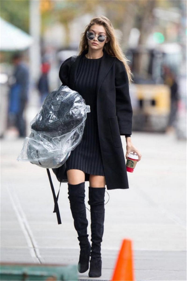 A pair of over-the-knee boots allow you to show long legs in the winter