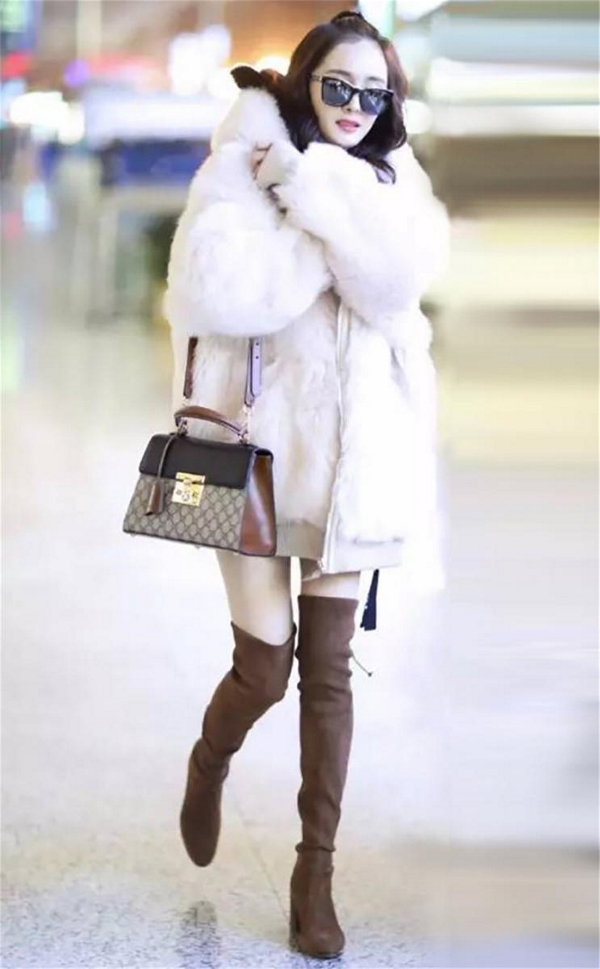 A pair of over-the-knee boots allow you to show long legs in the winter