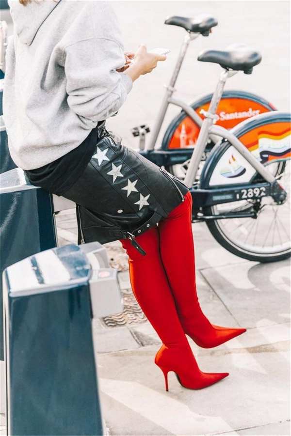 A pair of over-the-knee boots allow you to show long legs in the winter