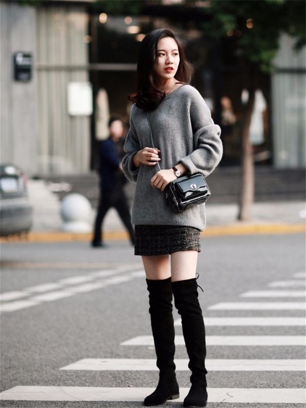 A pair of over-the-knee boots allow you to show long legs in the winter