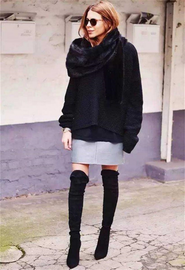 A pair of over-the-knee boots allow you to show long legs in the winter