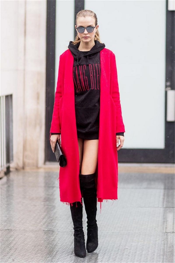 A pair of over-the-knee boots allow you to show long legs in the winter