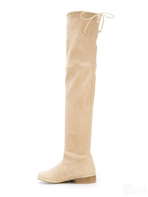 A pair of over-the-knee boots allow you to show long legs in the winter