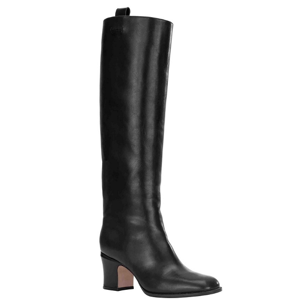 A pair of over-the-knee boots allow you to show long legs in the winter