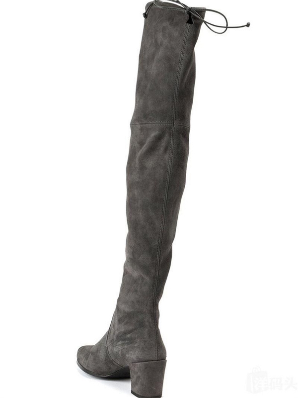 A pair of over-the-knee boots allow you to show long legs in the winter