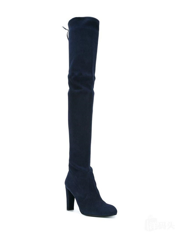 A pair of over-the-knee boots allow you to show long legs in the winter