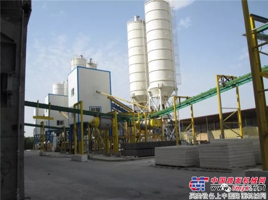 Special concrete mixing station for prefabricated components of southern road machine