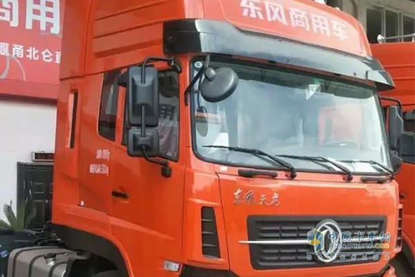 Dongfeng Tianlong equipped with Dongfeng Cummins Engine