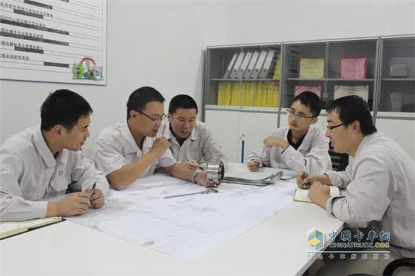 Gu Jian and his team discuss