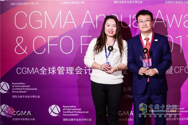 Pan Lili (third from right), head of the Asia-Pacific Financial Sharing Center in Suzhou, received the â€œBest Shared Service Center of the Yearâ€ award