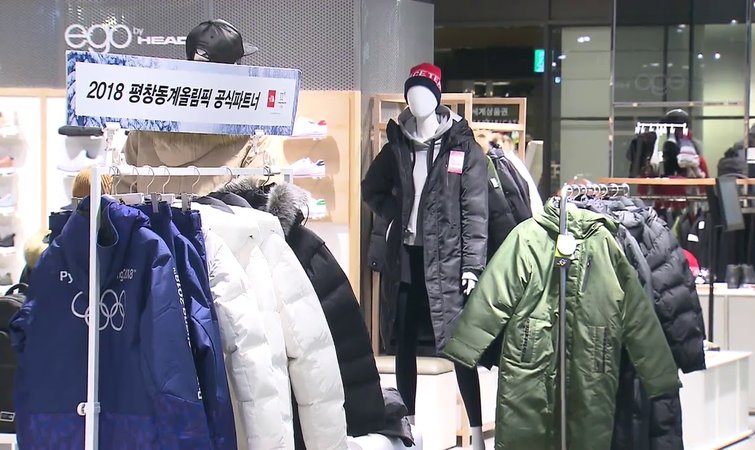 Plain black long down jacket became the hottest Korean fashion item this winter