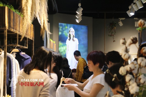 17å¹´å¥½å½©å¤´|å¥³å­å‰è‰²2017ç§‹å­£æ–°å“å‘å¸ƒä¼šæŽ€èµ·äººæ½®çƒ­æµª