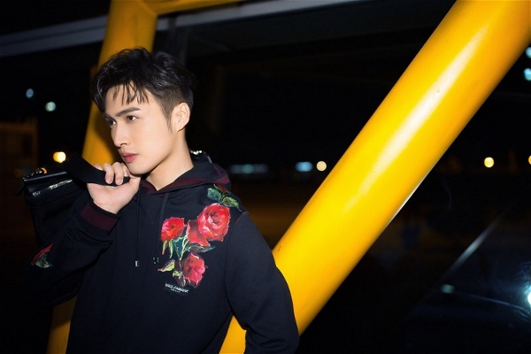 Zhang Binbin debuts Milan men's wear jeans wear handsome