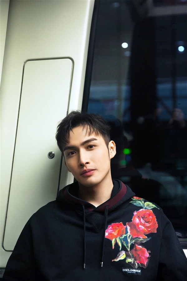 Zhang Binbin debuts Milan men's wear jeans wear handsome