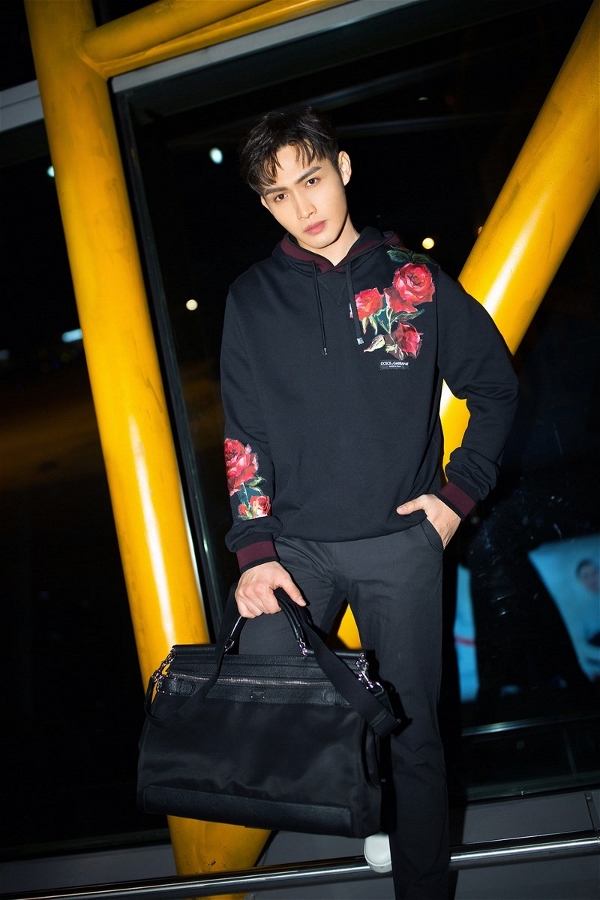 Zhang Binbin debuts Milan men's wear jeans wear handsome