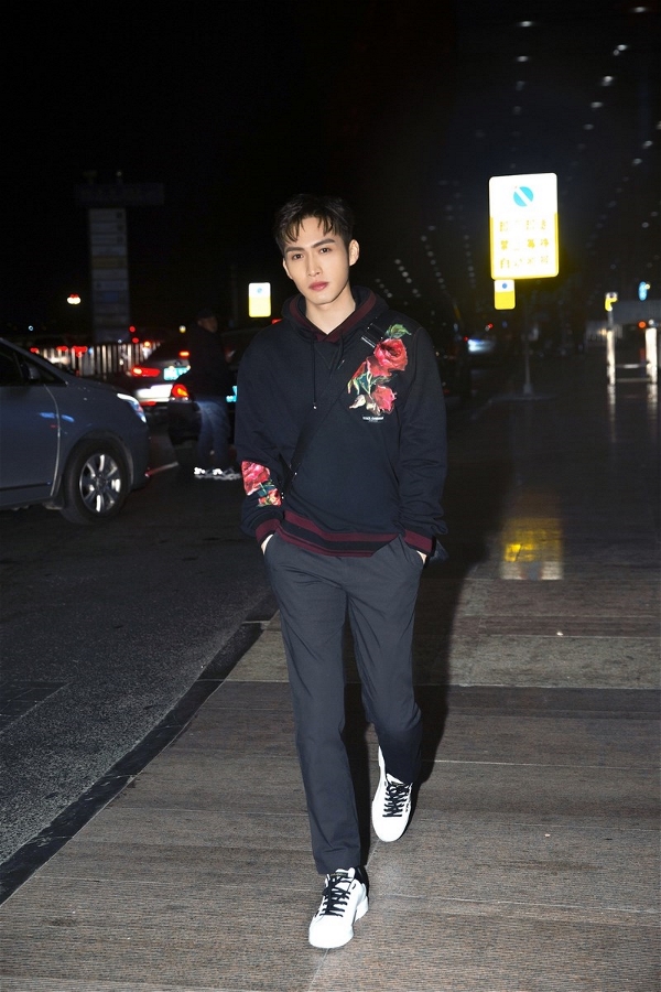 Zhang Binbin debuts Milan men's wear jeans wear handsome