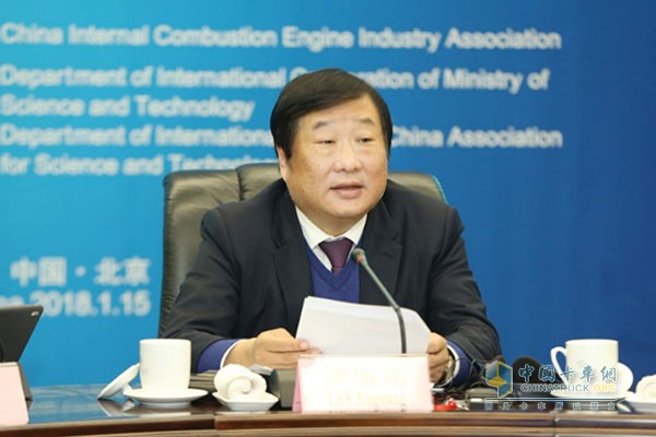 Chairman of the China Internal Combustion Engine Industry Association Tan Xuguang chaired the meeting