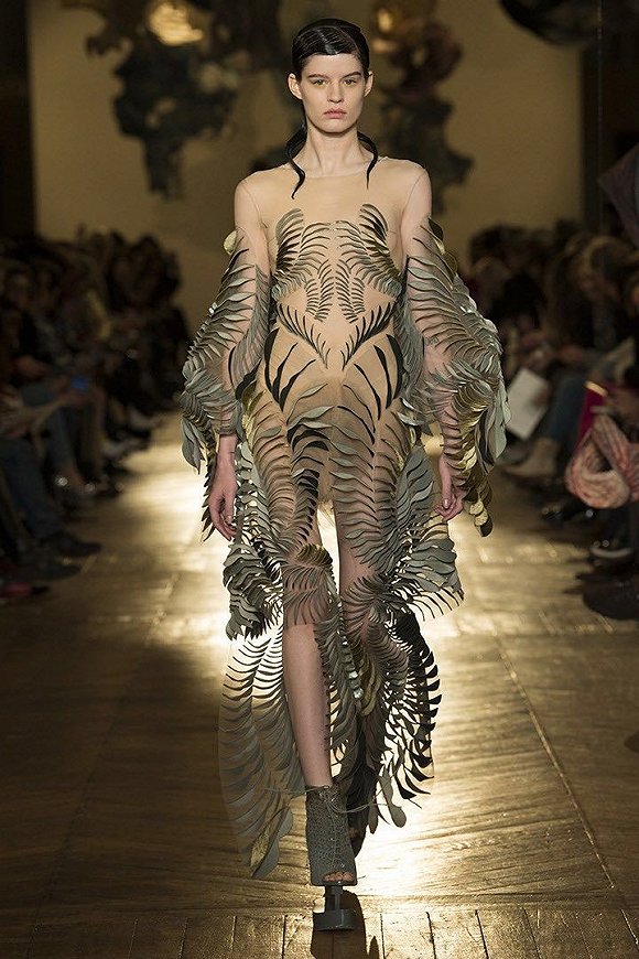 Iris Van Herpen uses high technology to move nature into the design of high-set clothing