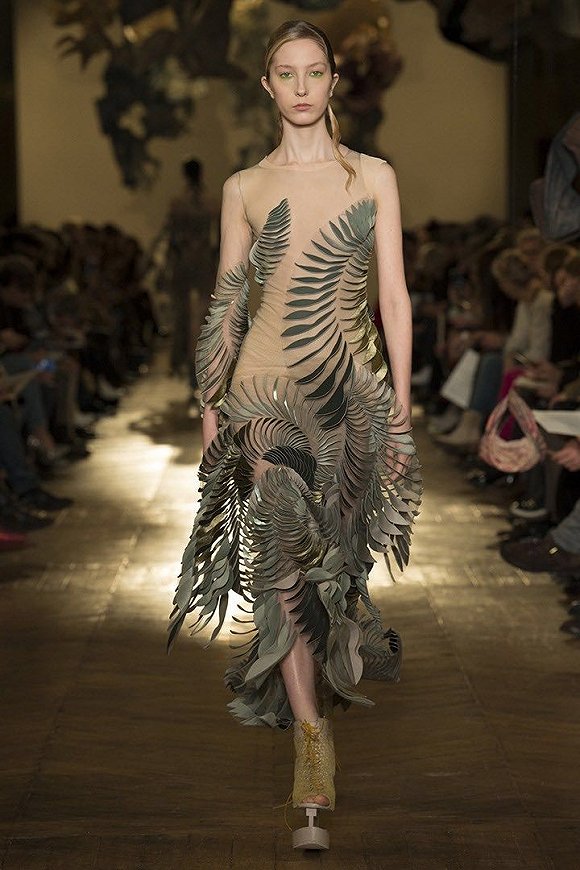 Iris Van Herpen uses high technology to move nature into the design of high-set clothing