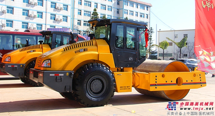 "Compacting machine æ‰› é‡ â€": Guoji Luojian GYS30 road roller is the only step