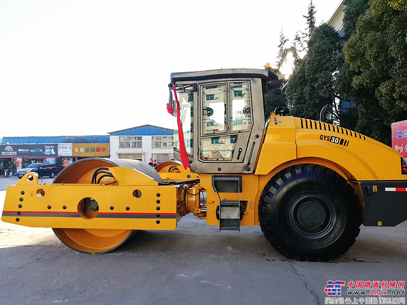 "Compacting machine æ‰› é‡ â€": Guoji Luojian GYS30 road roller is the only step