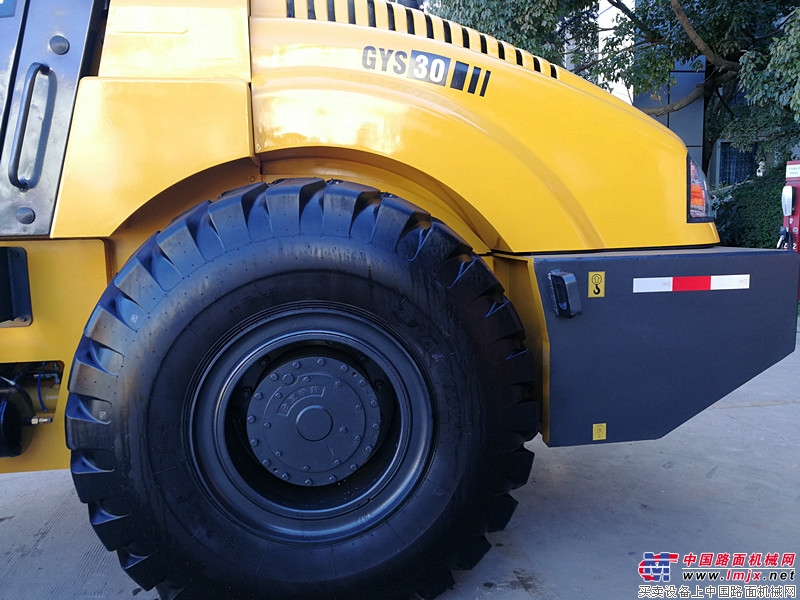 "Compacting machine æ‰› é‡ â€": Guoji Luojian GYS30 road roller is the only step