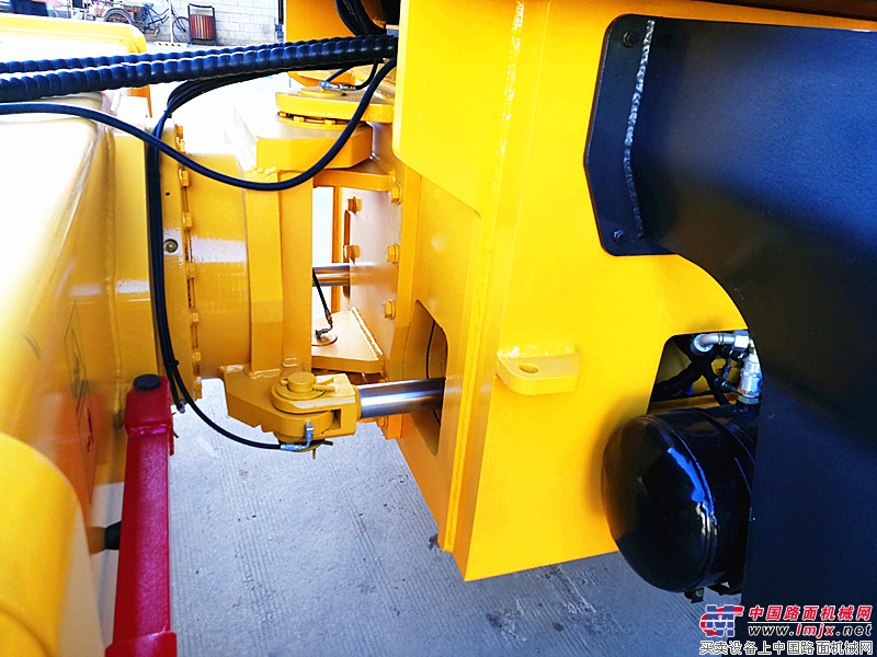 "Compacting machine æ‰› é‡ â€": Guoji Luojian GYS30 road roller is the only step